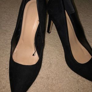 Black pumps
